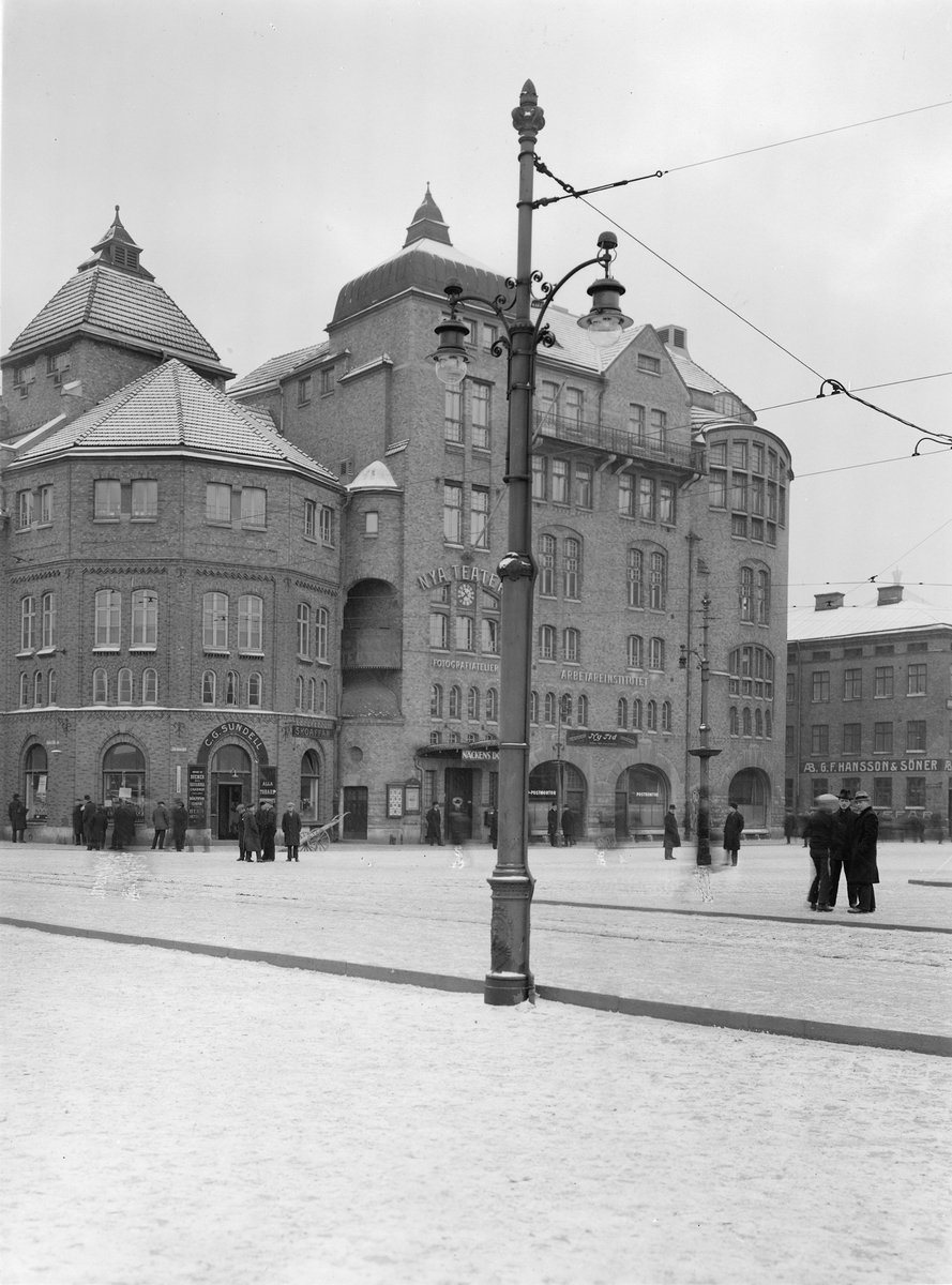 Gatubelysning i Göteborg. Lyktstolpe framför Nya Teatern och Arbetarinstitutet. På Nya Teatern spelas "Näckens dotter".