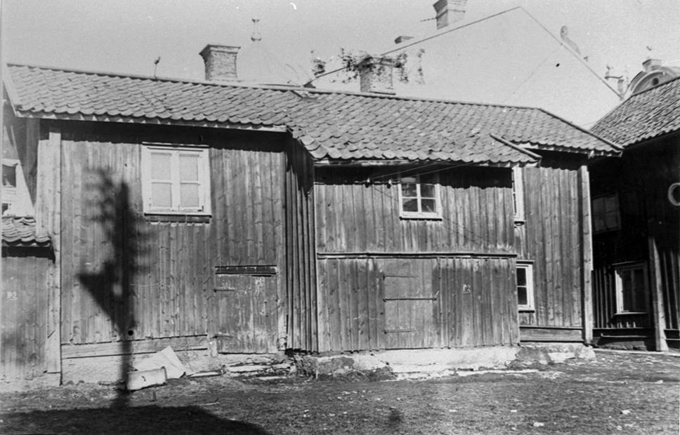 Storgatan 9, "Nymanska gården", exteriör innan Sparbanken byggdes. Gårdsbyggnad från Storgatan 9, i vars övre våning på 1860-talet fröknarna Widerqvists flickskola var inrymd.