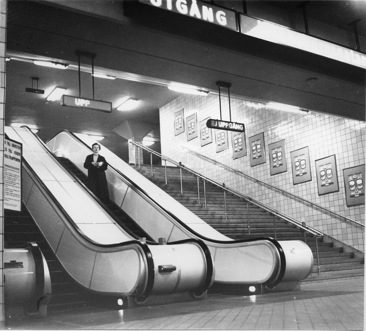 Rulltrappa till tunnelbanan, station Hötorget, Stockholm. - Tekniska ...