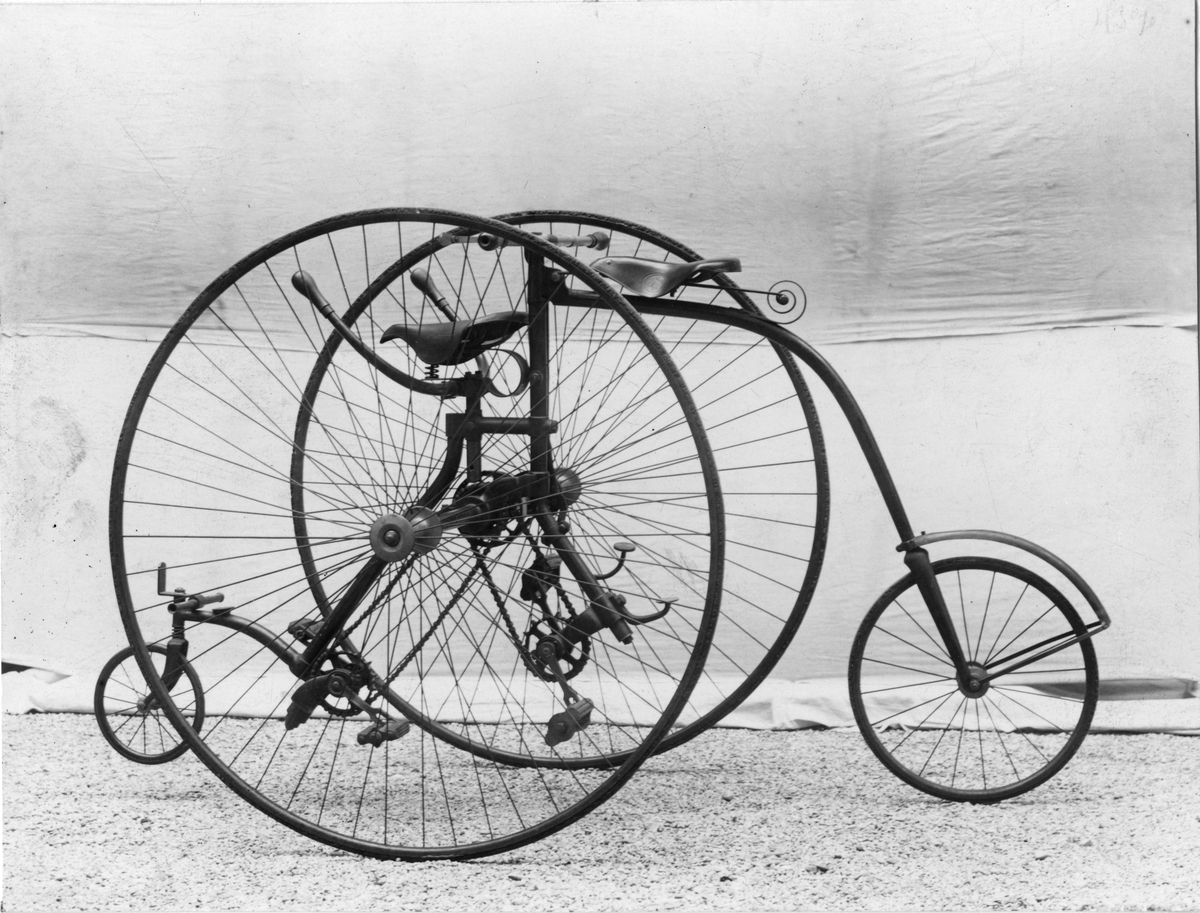 Trehjuling/tandemcykel från 1886. Tillverkad av von Mariott & Cooper, London.