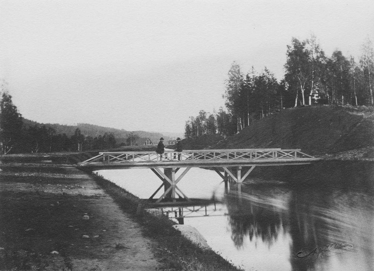 Bångbro Järnverk. Kraftkanalen. I bakgrunden norra kolhuset, "Bången" sett mot söder, under 1870-talet.
