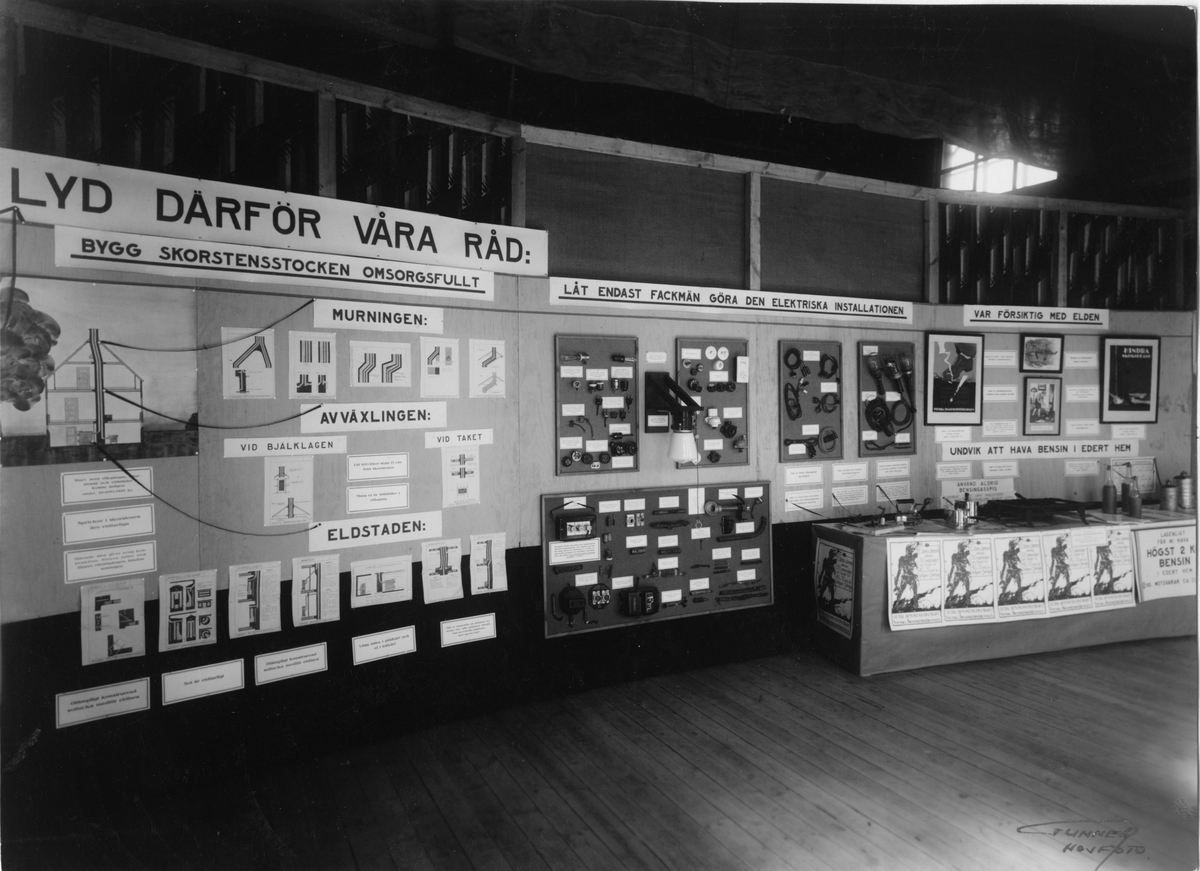 Troligen Bygge och Bo-utställningen i Karlstad 1932. Monter för elektrisk installation.