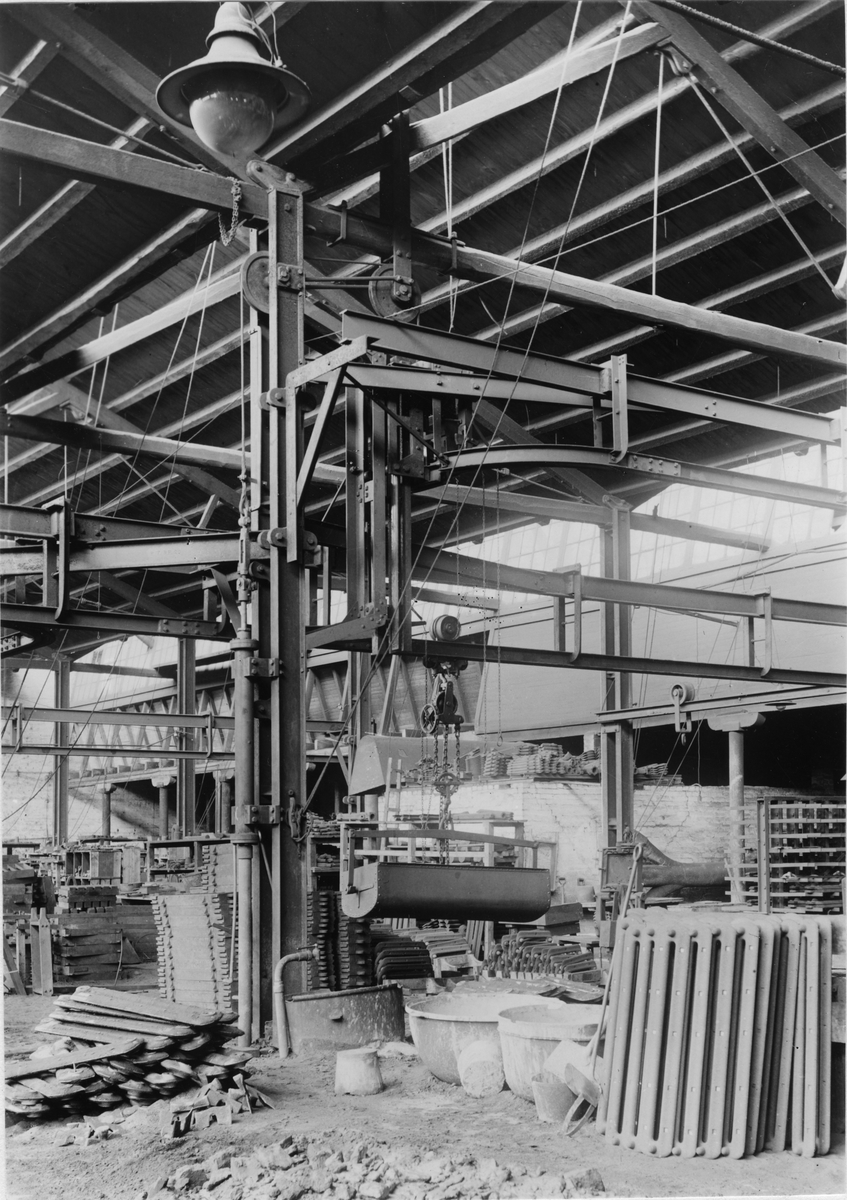 Norrahammars bruk. Luftbanor med hiss i gjuteriet framför kärnmakeriet, omkring 1915.
