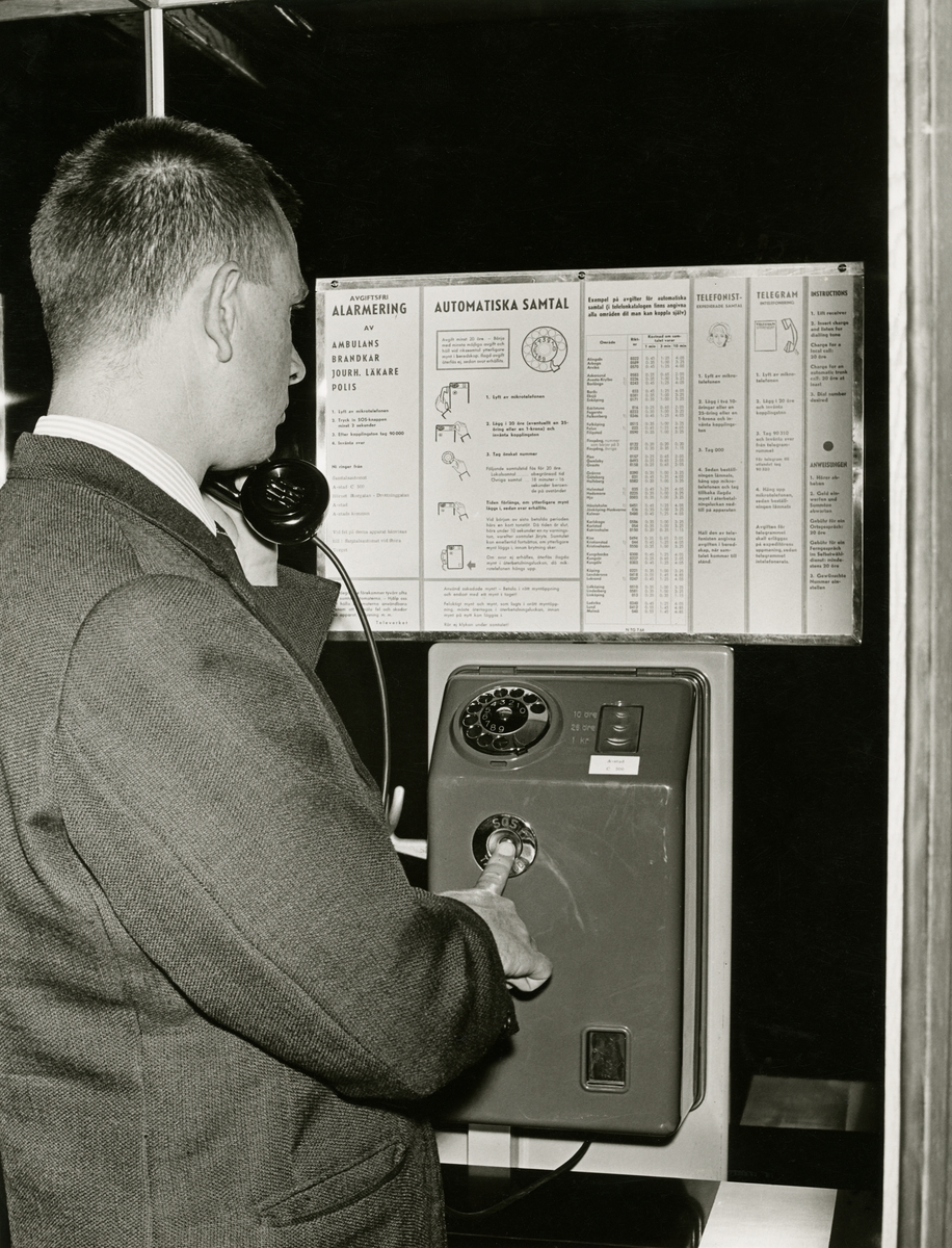 Telefonapparat. Flermyntsapparat med SOS-knapp. Omkring 1950-talet.