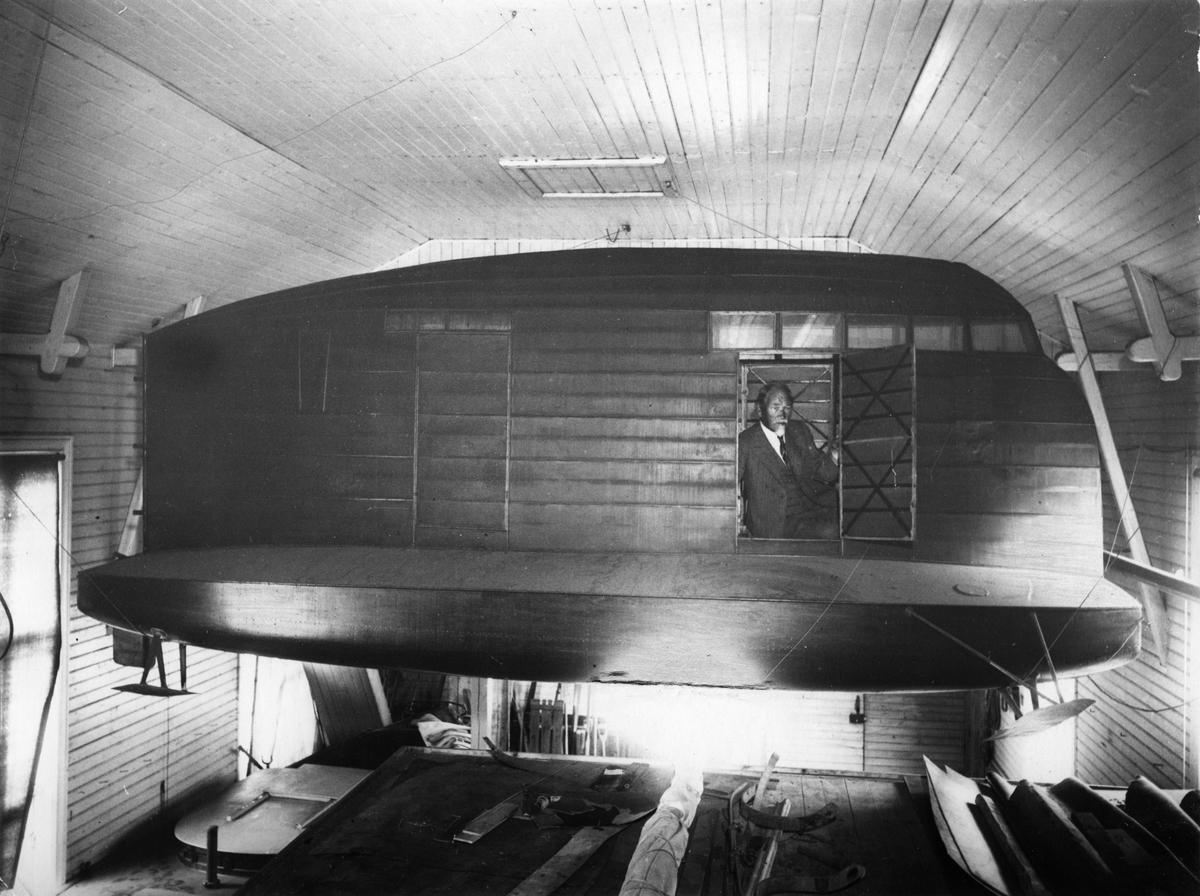Fabrikör C. R. Nyberg i sin "flygbåt" Hydran i hangaren vid Täcka Udden,
omkring 1910.