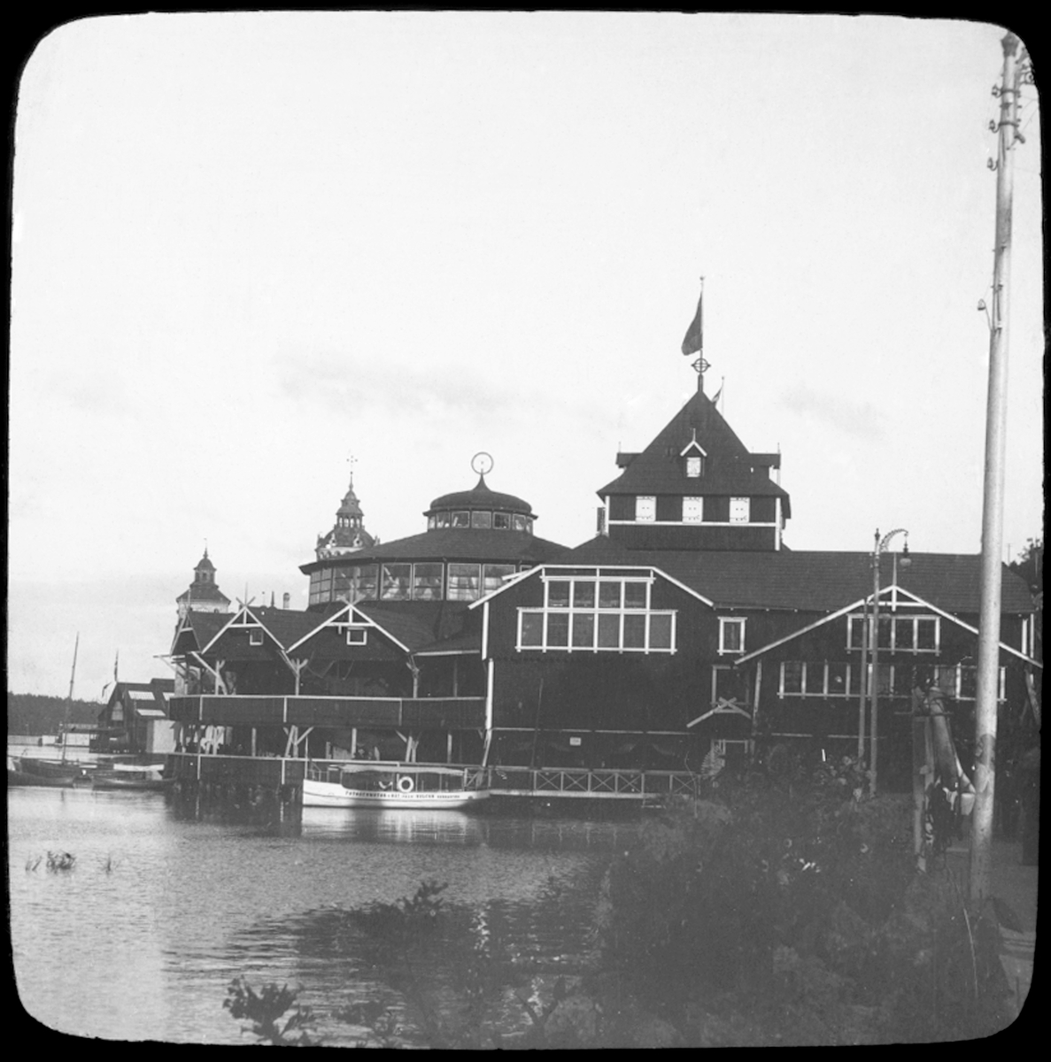 Skiotikonbild från institutionen för fotografi vid Kungliga Tekniska Högskolan. Motiv från Allmänna Konst- och Industriutställningen 1897.