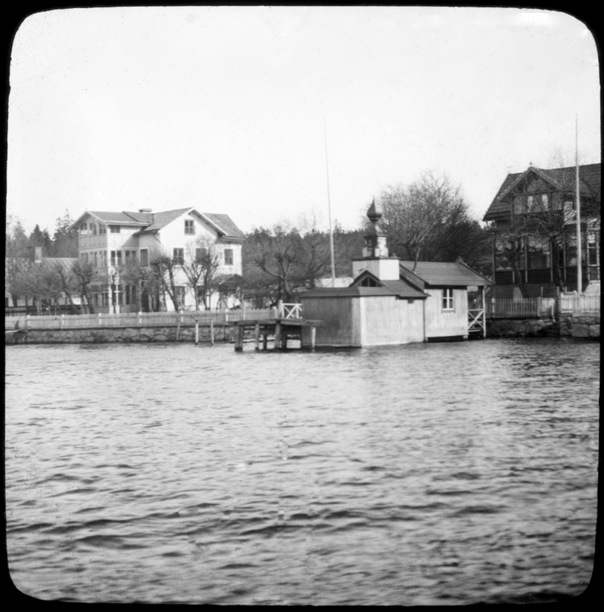 Skioptikonbild från avdelningen för fotografi vid Kungliga Tekniska Högskolan. Motiv från Stockholm. Troligen i samband med Allmänna Konst- och Industriutställningen 1897.