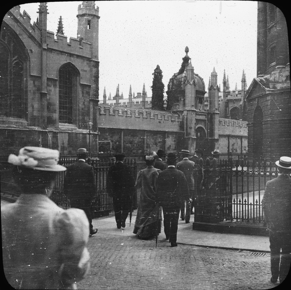 Skioptikonbild med motiv från Radcliffe Square, vy mot All Souls College, Oxford.
Bilden har förvarats i kartong märkt: Oxfrod 1906.