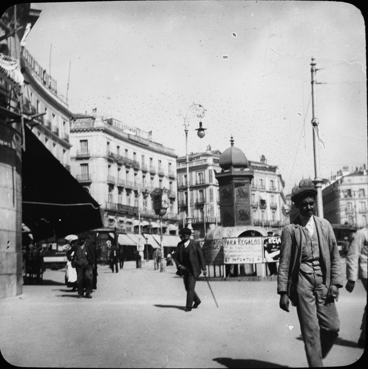 Skioptikonbild med motiv från Puerta del Sol, Madrid.
Bilden har förvarats i kartong märkt: Höstresan 1910. Madrid 9. N:2. Text på bild: "Puerta del Sol".