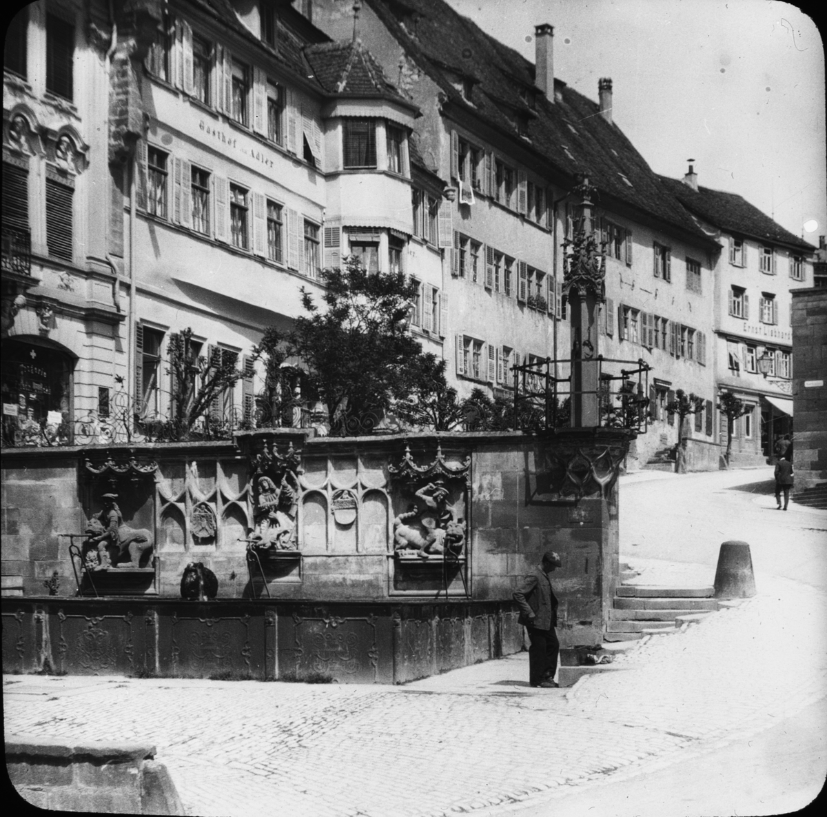 Skioptikonbild med motiv av Marknadsbrunnen i Schwäbisch Hall.
Bilden har förvarats i kartong märkt: Resan 1911. Schwäbisch Hall 9. XVII. Text på bild: "Marktbrunnen. 1509".