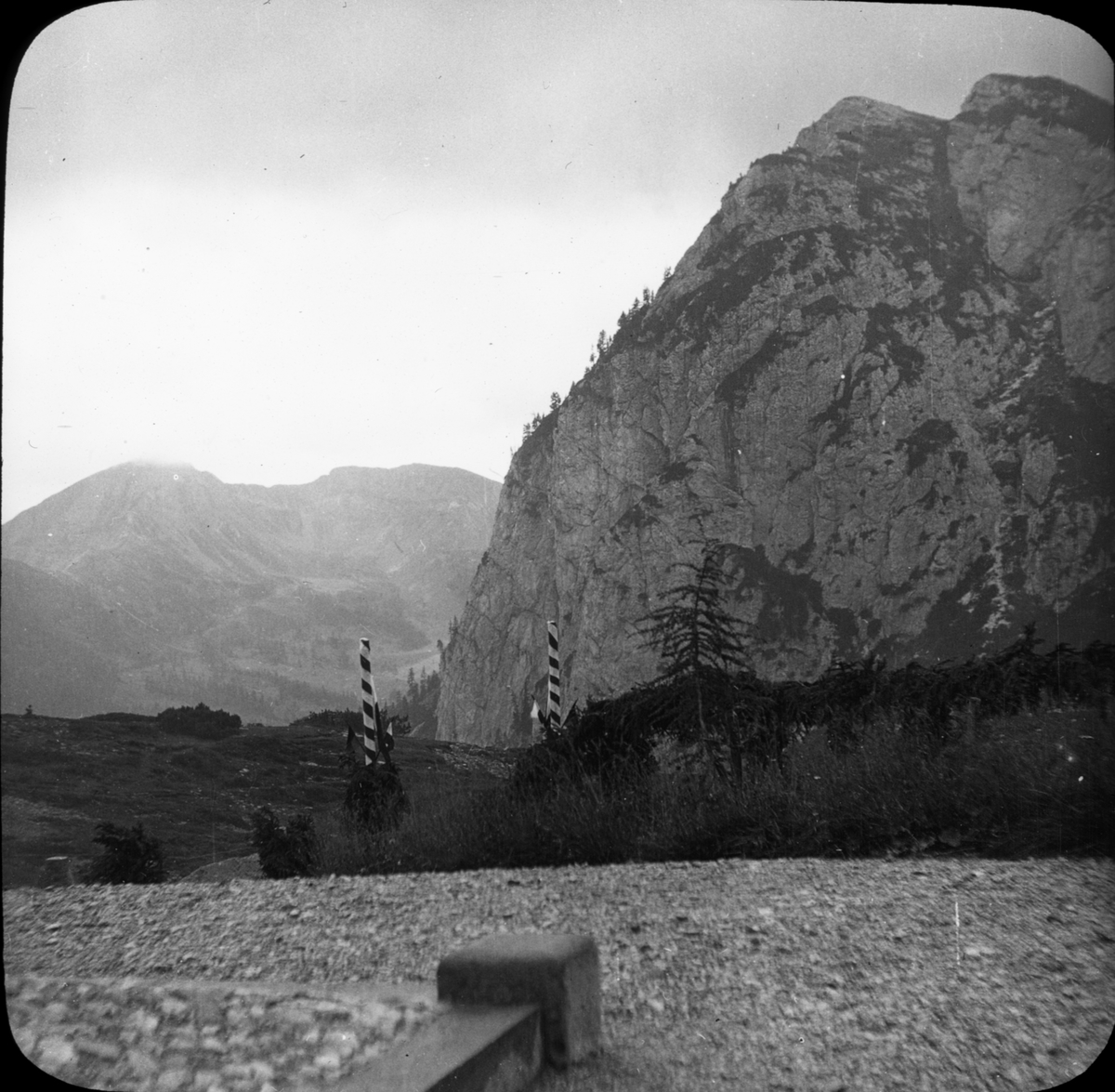 Skioptikonbild med motiv av bergspasset Falzarego Pass mellan Andráz och Cortina d'Ampezzo.
Bilden har förvarats i kartong märkt: Höstresan 1909. Före och efter Canazei 8. N:16. Text på bild: "Falzarego".
