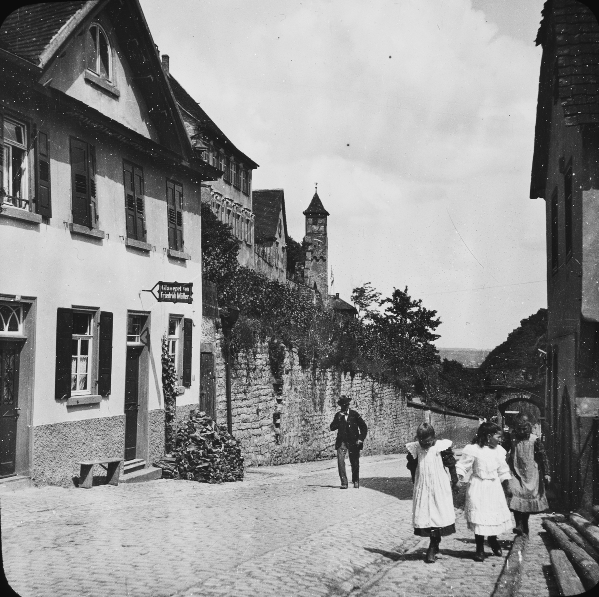 Skioptikonbild med motiv från Bad Wimpfen.
Bilden har förvarats i kartong märkt: Resan 1907. Wimpfen 9. 01. Text på bild: "Wimpfen am Berg".