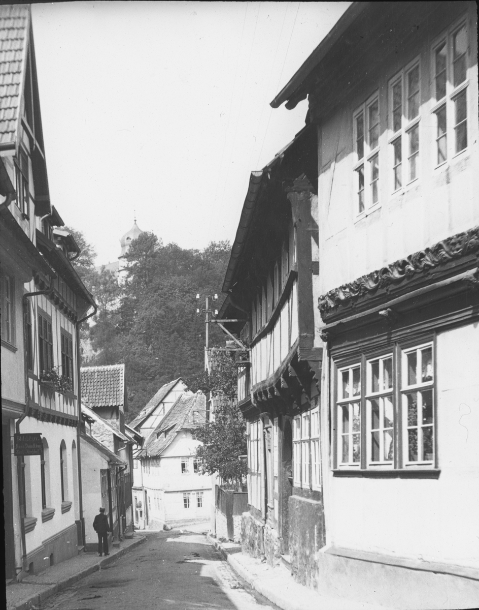 Skioptikonbild med motiv från gata i Stolberg.
Bilden har förvarats i kartong märkt: Vårresan 1909. Stolberg 7. IX. Text på bild: "Stolberg im Harz".