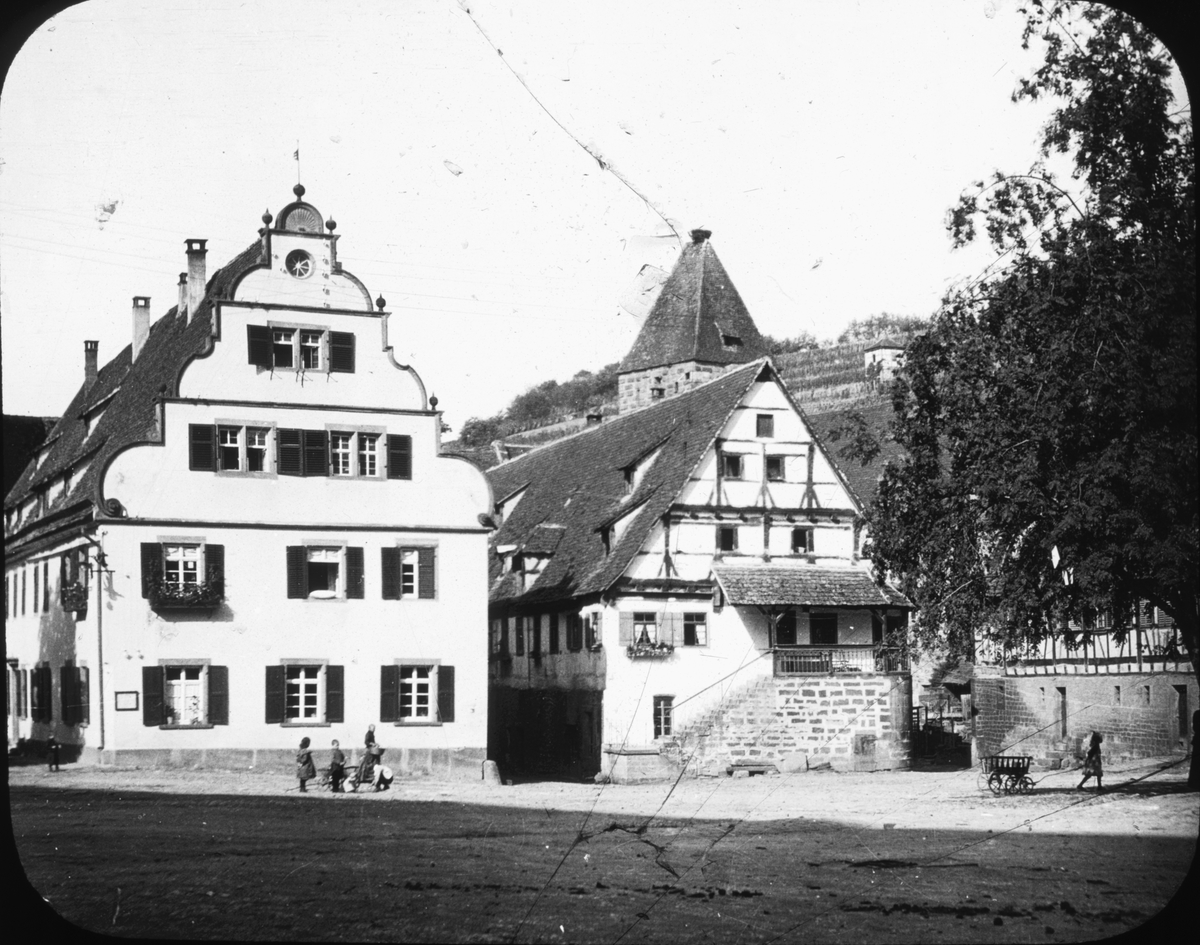 Skioptikonbild med motiv från gården till det cistercianskta munkklostret i Maulbronn.
Bilden har förvarats i kartong märkt: Resan 1908. Maulbronn 8. Text på bild: "Klostergården".