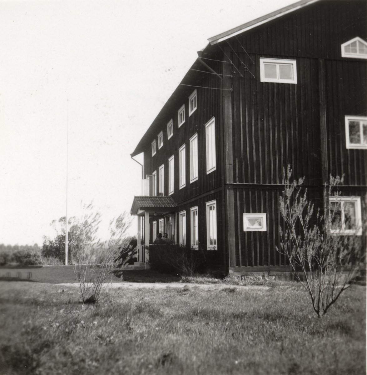 Verkstadsbyggnad vid Flors Linnefabrik, Hälsingland. Efter fabrikens nedläggning kom denna byggnad att bli prästgård i Mo socken.