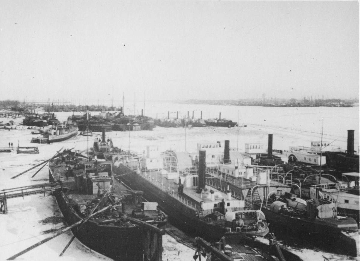 Tankfartyg vid Nobels anläggningar i Astrachan.
Bilden ingår i två stora fotoalbum efter direktör Karl Wilhelm Hagelin som arbetade länge vid Nobels oljeanläggningar i Baku.