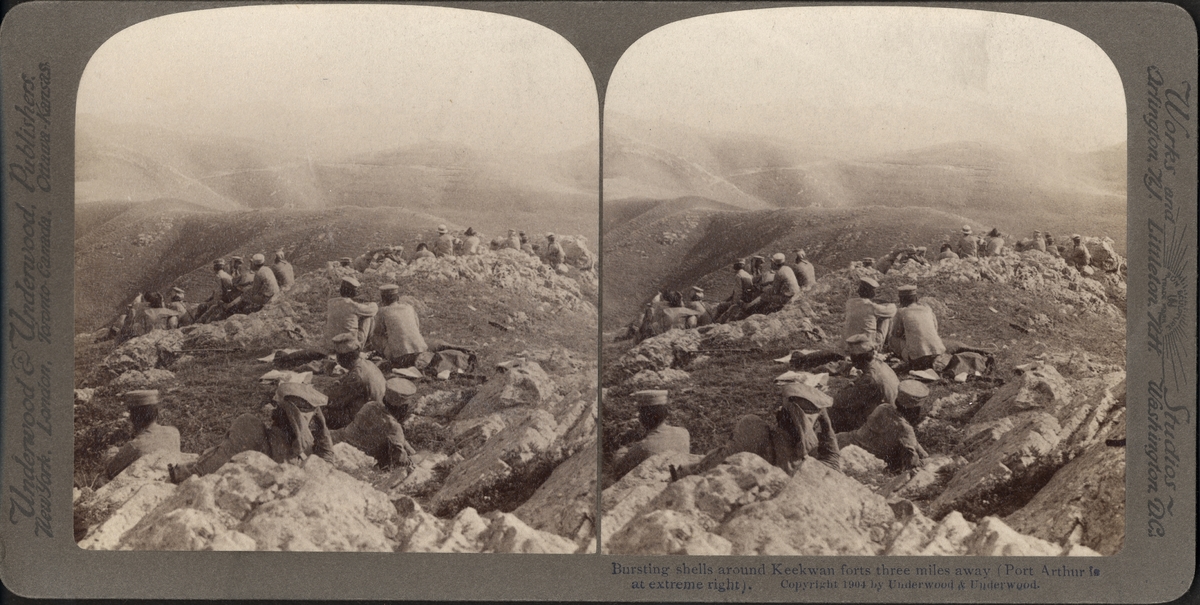 Stereobild av soldater vilka bevittnar  bombnedslag i området Keekwan, Port Arthur (senare Lüshunkou).
