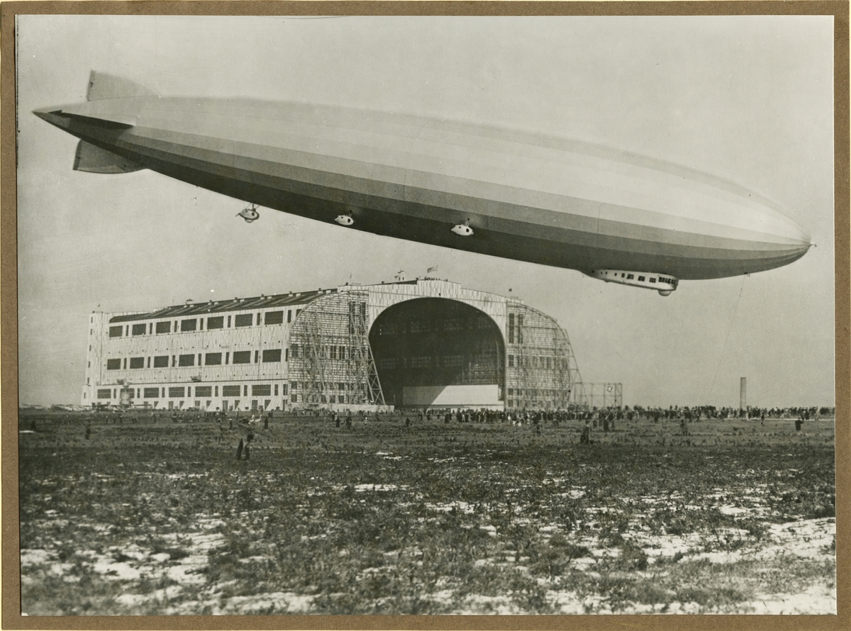 Fotografi ur en serie bilder från tillverkningen av luftskeppet LZ 126.
Luftskeppet landar i Lakehurst, USA den 15 oktober 1924.