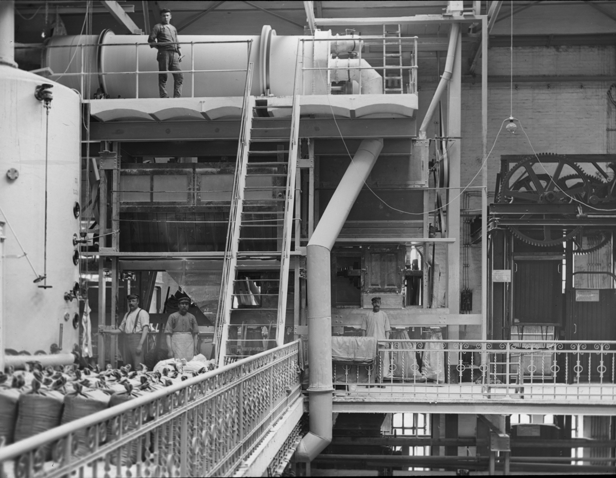 Skioptikonbild med motiv från yrkesinspektionens undersökningar på olika arbetsplatser. Okänd sockerfabrik. Beredning av sockerbeta.