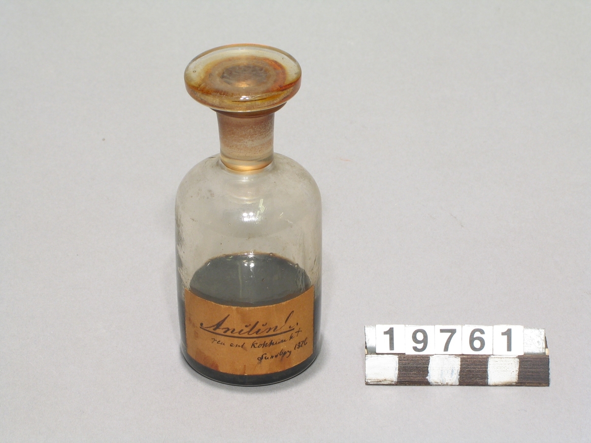 Prov på anilin, i flaska av glas med etikett, signerad Lundberg. Elevarbete.