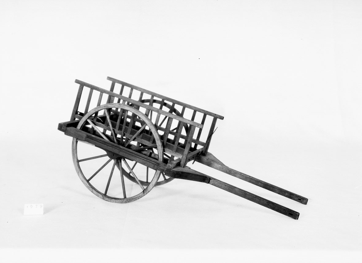 Modell av kärra, konstruerad av Jacob Faggot. Ett hjul är trasigt och ekrar är lösa.