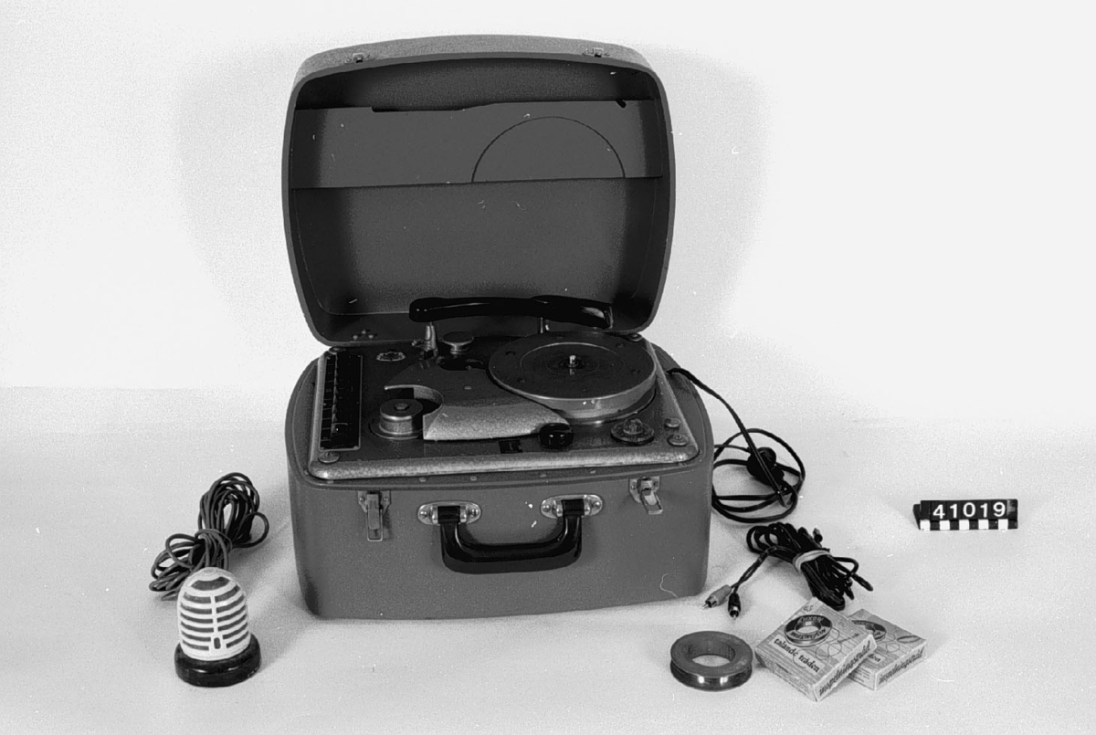 Kombinerad grammofon och trådspelare av typen Magnefon. Modell 113 TR 275 Effektförbrukning 45 w
Tillbehör: Mikrofon, tråd (3) och kablage (2).