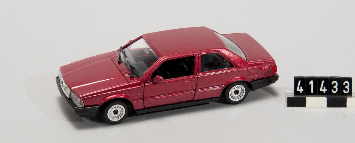 Bilmodell av metall och plast. Text på undersidan: Tonka Corp, Polistil, made in Italy, skala 1:43.
Tillbehör: Orginalkartong.