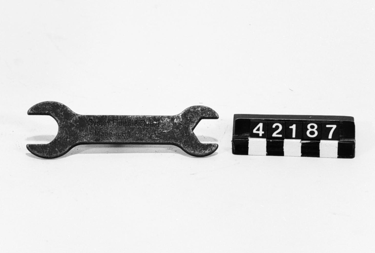 Fast nyckel med 19,5 mm och 17 mm grepp. Märkt: "System Fichtel & Sachs. Made in Germany."
