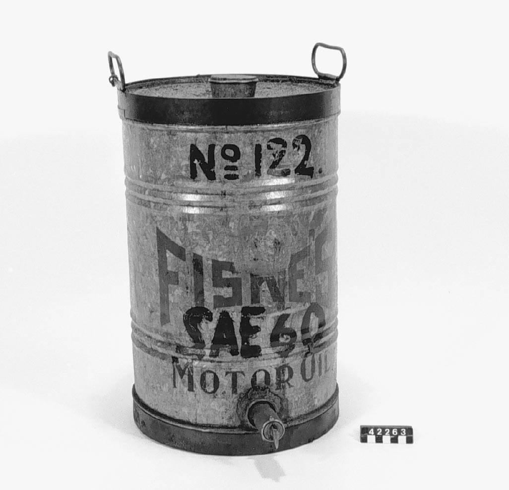 Plåtdunk med tappkran, märkt: "No 122. FiskeÃ¯s Motor Oil SAE 60 B".