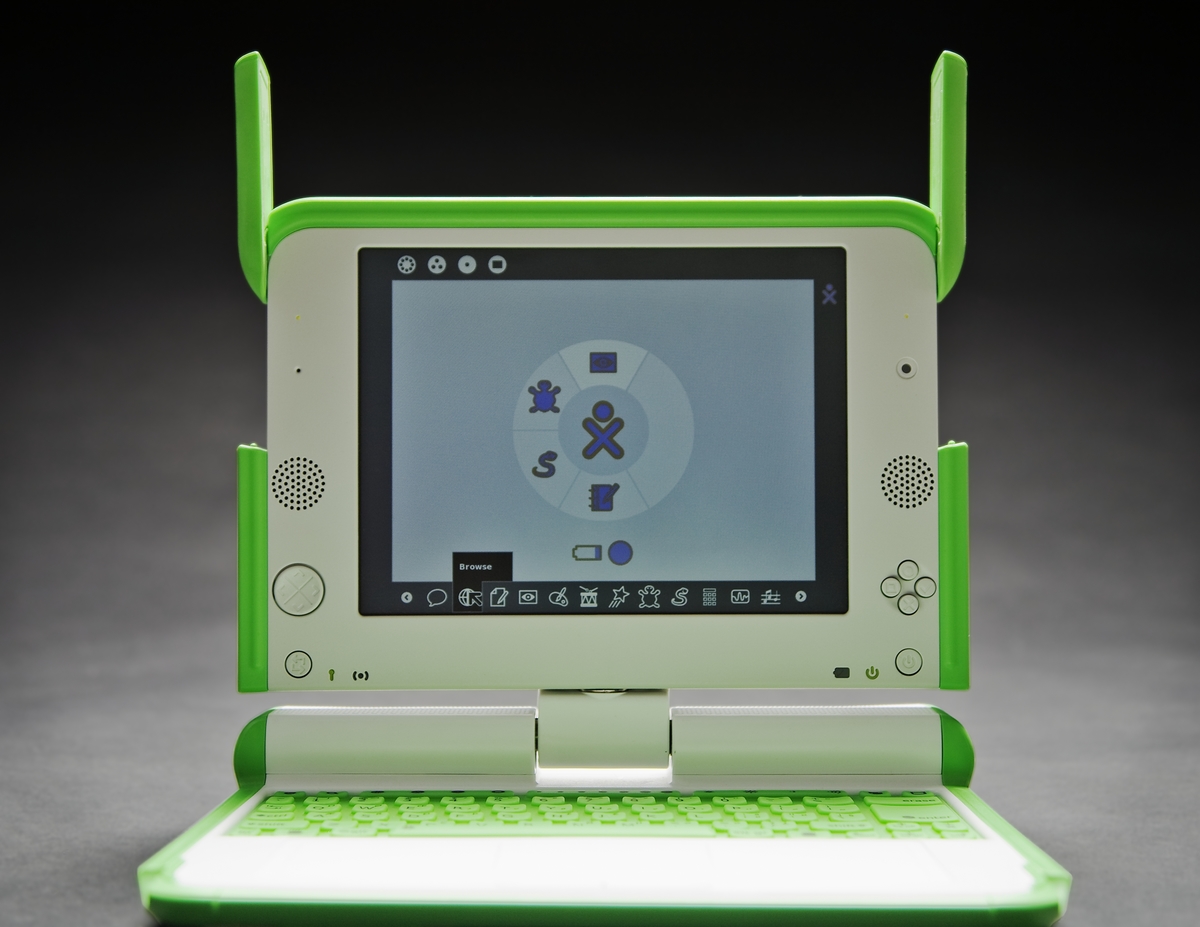 Bärbar laptop-dator, med originalkartong, laddare och bruksanvisning.  Datorn har ingen hårddisk eller CD-läsare. Lagringsminnet är 1024 MB flashminne men extra minne eller diskar kan anslutas via USB. Den har inbyggd webbkamera och mikrofon. Man kan använda den hopvikt som e-bok, med kontroller för att bläddra vid skärmen. Gränssnittet är anpassat för barn och lämnar den traditionella skrivbords-symboliken med mappstruktur. Man skiljer inte mellan program och dokument, allt kallas för aktiviteter.   Tangentbordet levereras med internationella tecken eller med thailändska, arabiska, spanska, portugisiska, västafrikanska, mongoliska, kyrilliska tecken samt tecken för urdu, ett språk i Pakistan eller amharic, ett semitiskt språk i norra Etiopien.  Datorn kan ansluta till Internet via en trådlös uppkoppling. Om barnens skola har en trådlös anslutningspunkt till Internet kan alla som är tillräckligt nära koppla upp sig via den. Datorerna upprättar sedan automatiskt ett nätverk mellan varandra och genom att "hoppa" mellan datorerna när signalen längre.  Datorn är tänkt att drivas av ett fjäderverk, dessutom finns både solcellsladdare och trampdriven generator.