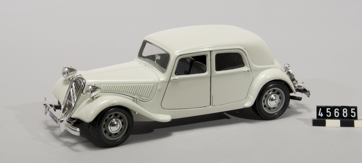 Modellbil i gjutmetall, grå, CitroÃ«n 15cv T. A.(1938) skala 1:24, cod. 1501 i originalförpackning märkt " Diecast metal model with plastic parts.