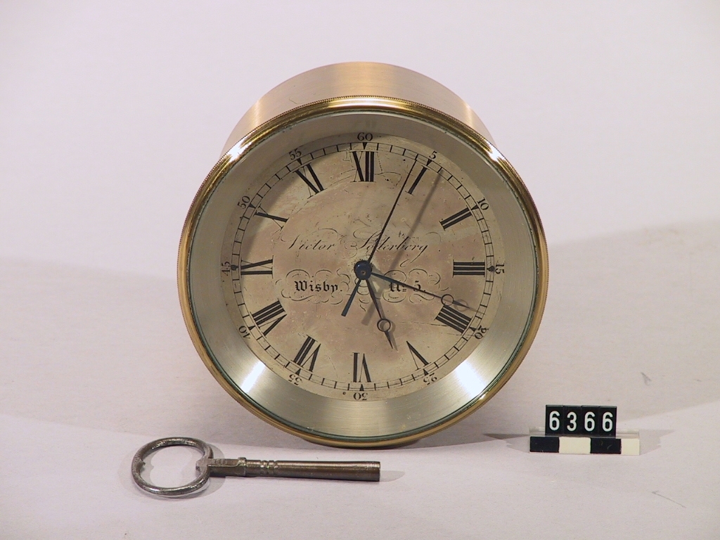 Kronometern har två fjäderhus och troligen gång med konstantkraft, springande sekundvisare.