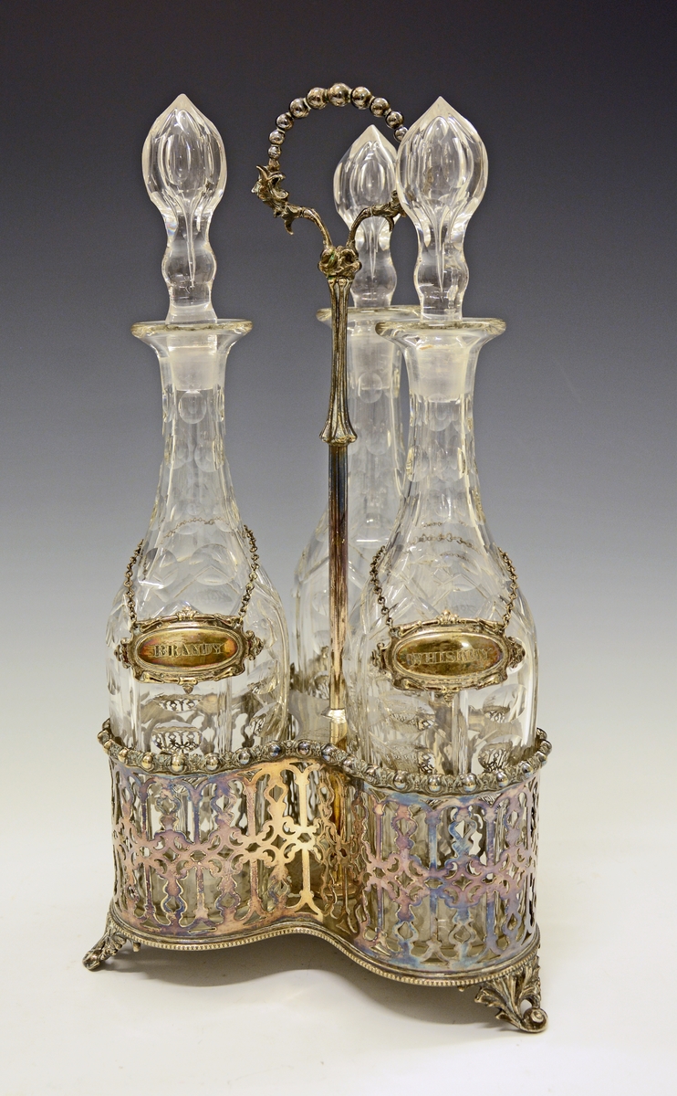 Fra protokollen: 
Brennevins-oppsats, stativ av gjennombrote metall med handtak på midtstonga, og med 1 flaske med glaskork for "Whisky", 1 for "Brandy" og 1 for "Gin". Oppsatsen er ei gåve frå "Rjukans" passasjerar til Kaptein Hansen i 1867. Innskr: "fra "Rjukans" Passagerer 1867"