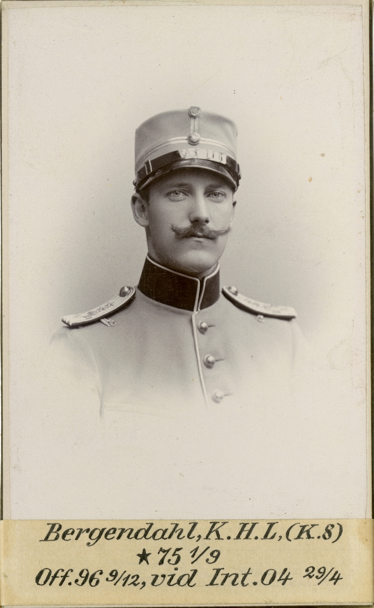 Porträtt av Karl Holger Laurentius Bergendahl, officer vid Norrlands dragonregemente K 8 och Intendenturkåren.