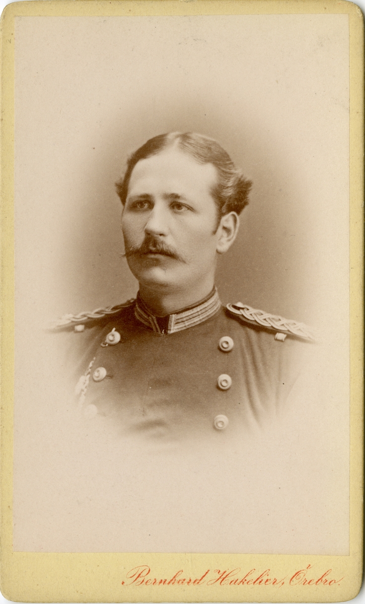 Porträtt av Frans Oscar Bergqvist, officer vid Livregementet till fot I 3 och Närkes regemente I 21.

Se även bild AMA.0006896, AMA.0006908 och AMA.0021733.