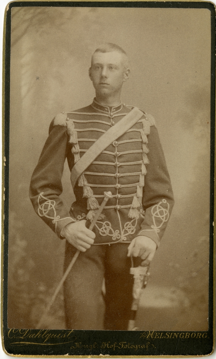 Porträtt av Claes Cederström, officer vid Kronprinsens husarregemente K 7.