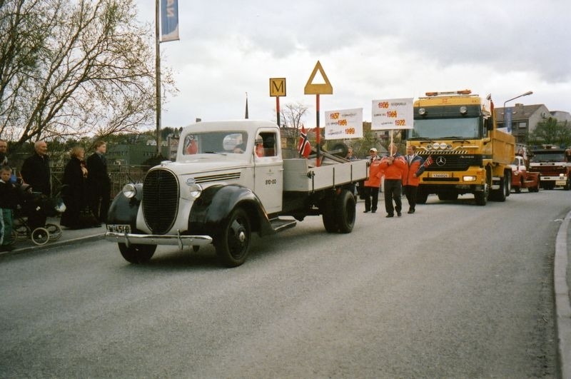 Borgertoget under Narviks 100 års jubileum 17.mai 2002.
Ford V8 lastebil årsmodell 1938-39 med norskbygd førerhus. Eier: Statens vegvesen?