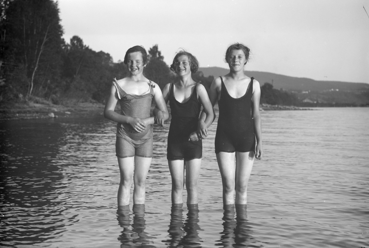 Tre damer i badedrakt. Inger, Gerda og Gudrun. Vann. Ikke skannet.