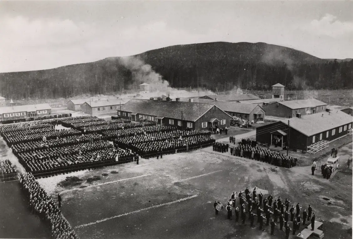 Fotografi ovenfra sorthvitt. Appellplassen på Grini frigjøringsdagen. Fangene står oppstilt.