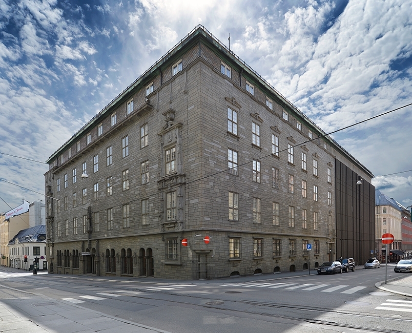 Telegrafbygningen i Oslo er tegnet av arkitektene Magnus Poulsson og Arnstein Arneberg i 1916. Stilmessig kan bygget betegnes som nasjonalromantisk/jugend. Av spesiell antikvarisk interesse er fasadene kledd og utsmykket med hugd granitt, i tillegg til hovedtrappen i marmor med den gedigne lysekronen og publikumsekspedisjonen med inngangspartiet og taket samt Telegrafstyrets kontorer i 3. etasje. Innvendig er bygget så og si fritt for treverk. Det skulle være et brannsikkert monumentalbygg, som skulle hegne om det som tidlig i 1920-årene var landets viktigste nervesenter. Det er brukt norsk marmor i alle trapper og på gulv i fellesarealene, og ornamenter er hugd i stein eller støpt i betong. Bygget huser Norges kanskje største lyekrone - en messinglysekrone i hele seks etasjer mindt i trappeløpet. 