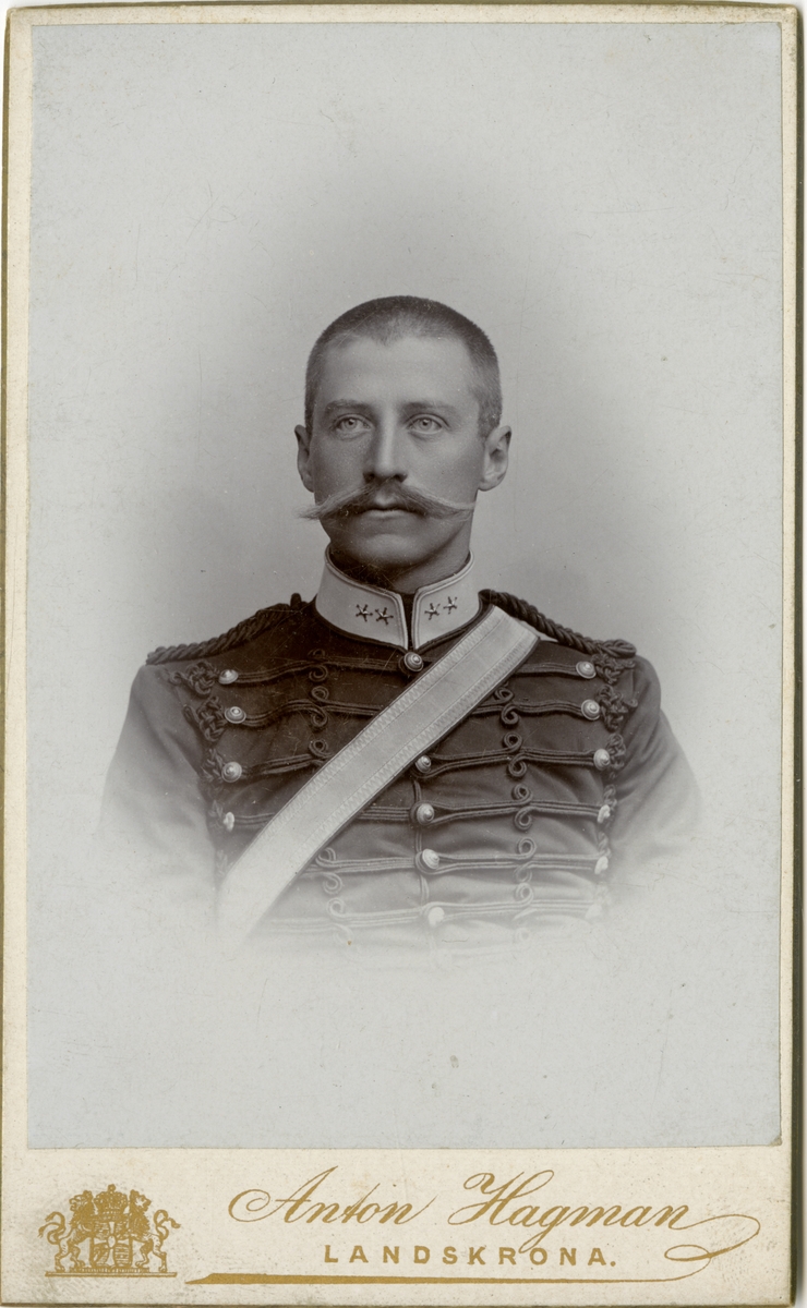 Porträtt av Johan Henrik Dieden, löjtnant vid Wendes artilleriregemente A 3. Se även bild AMA.0007110 och AMA.0007111.