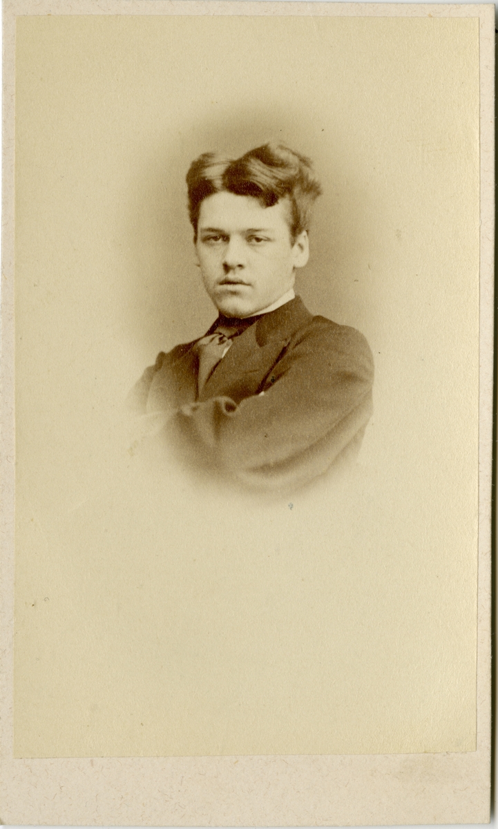 Porträtt av Viktor Sten Blomberg, officer vid Andra livgardet I 2.
Se även bild AMA.0006839 och AMA.0013883.