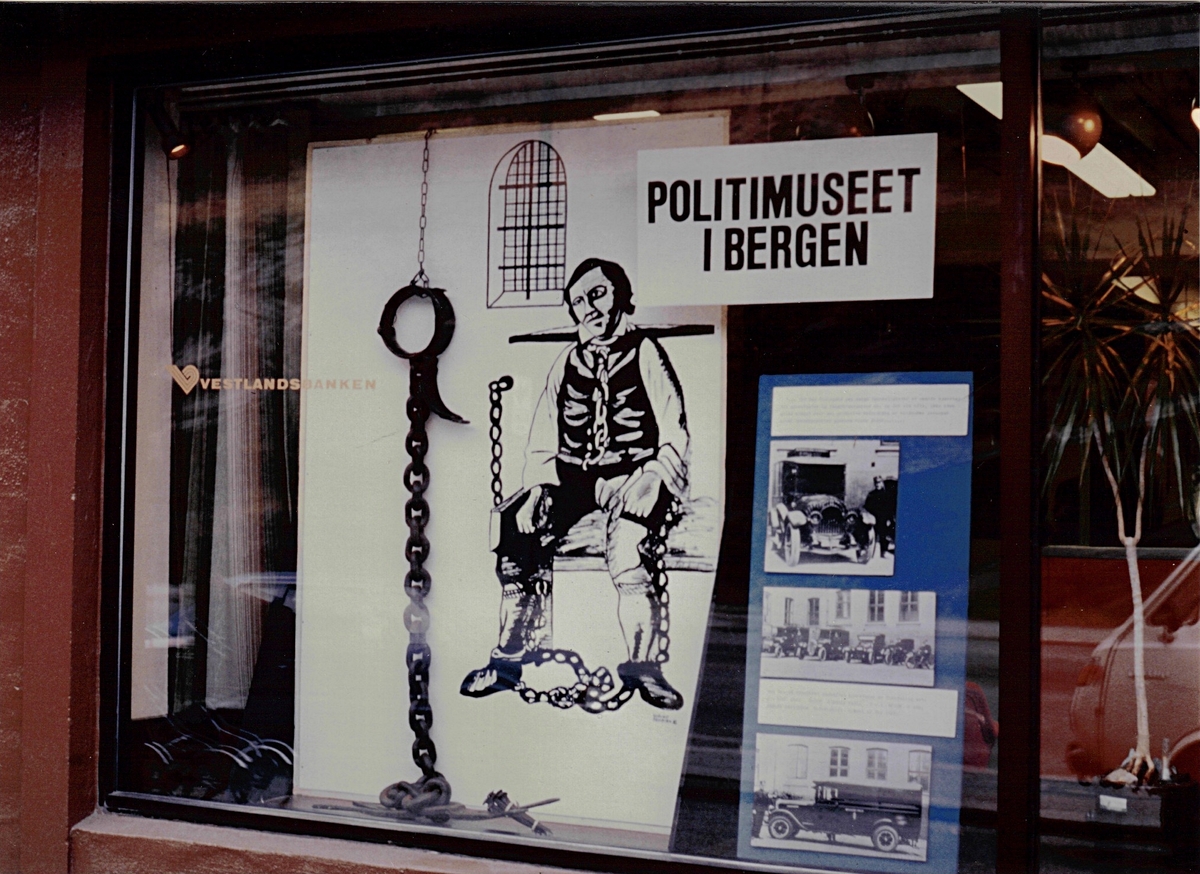 Vinduutstilling til Politimuseet i Bergen i Vestlandsbanken.