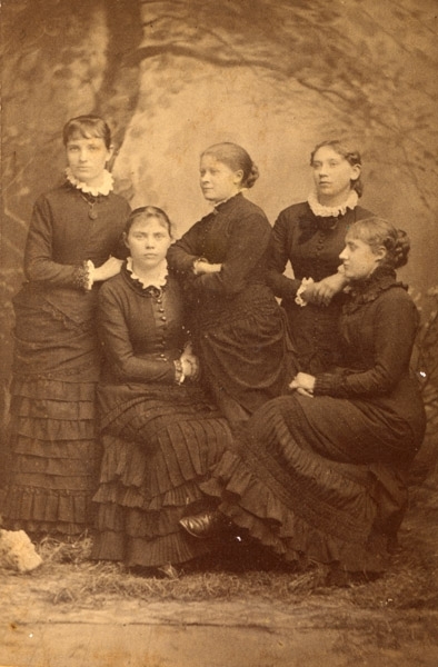 Gruppfoto kvinnor, Emilie Thelin sittande till höger, Lina Malmqvist stående bakom.