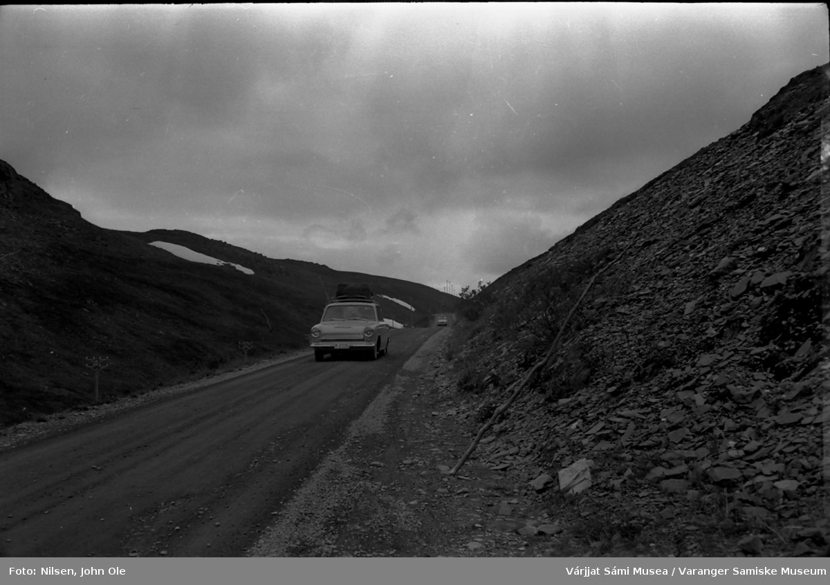 To biler på vei ned en dal. Ukjent sted 1966.