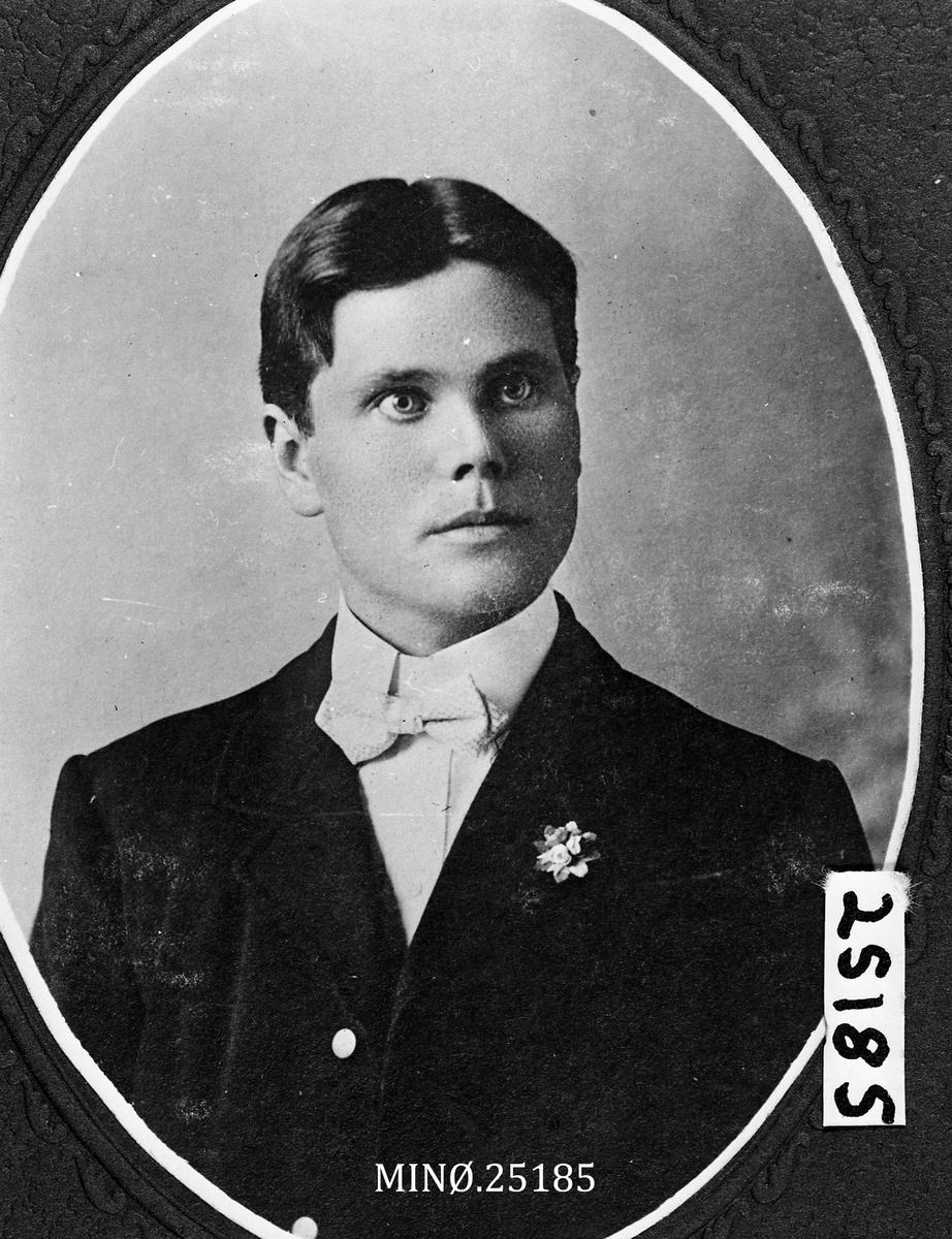 Portrett av Peder (Per) Ness, Hårdneset nedre, født i 1881. Reiste til Amerika.