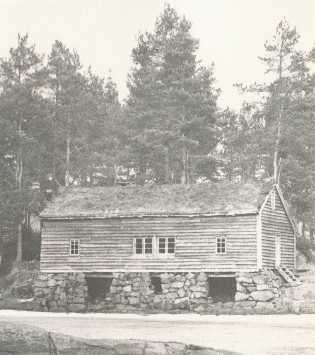 Fjordmannstova på Sunnmøre Museum med Storfæringsnaustet ved Katavågen.