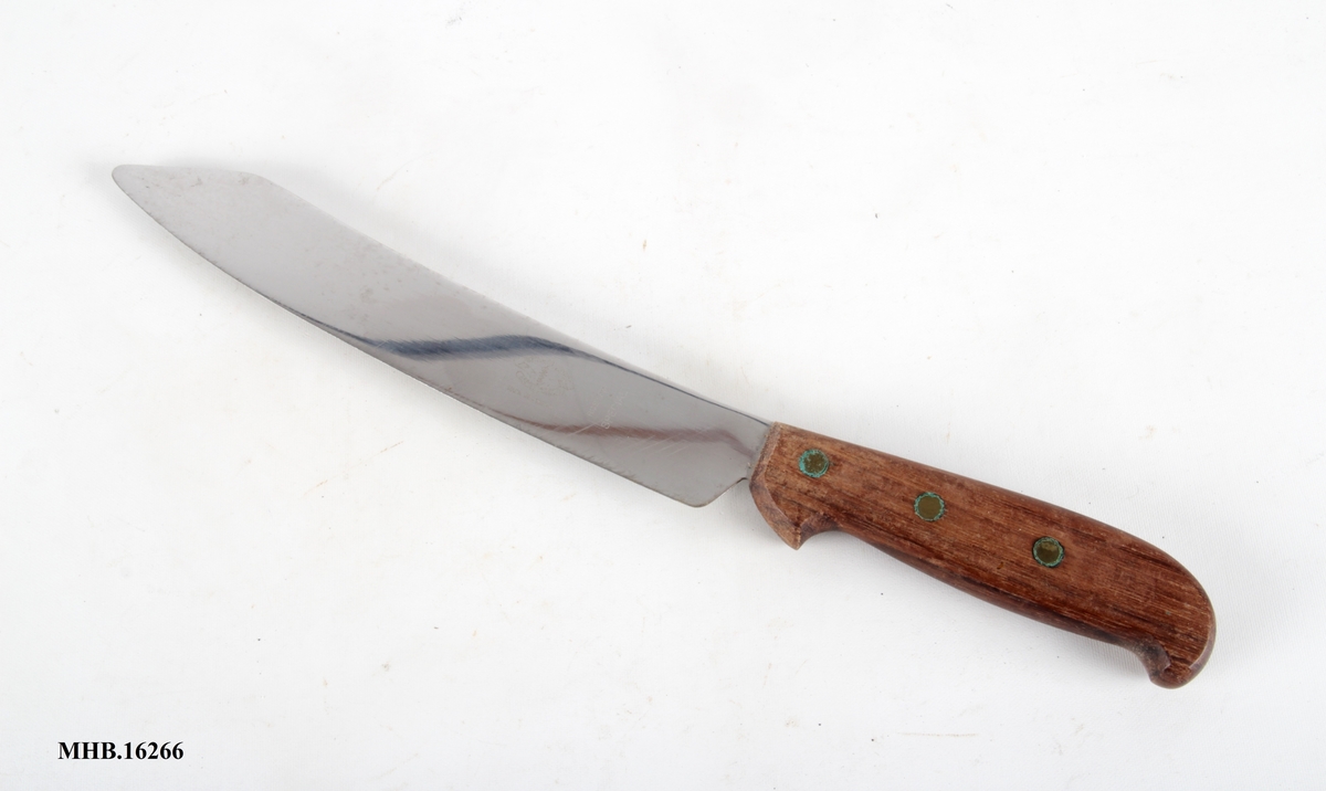 Kjøkkenkniv med spisst blad og treskaft.