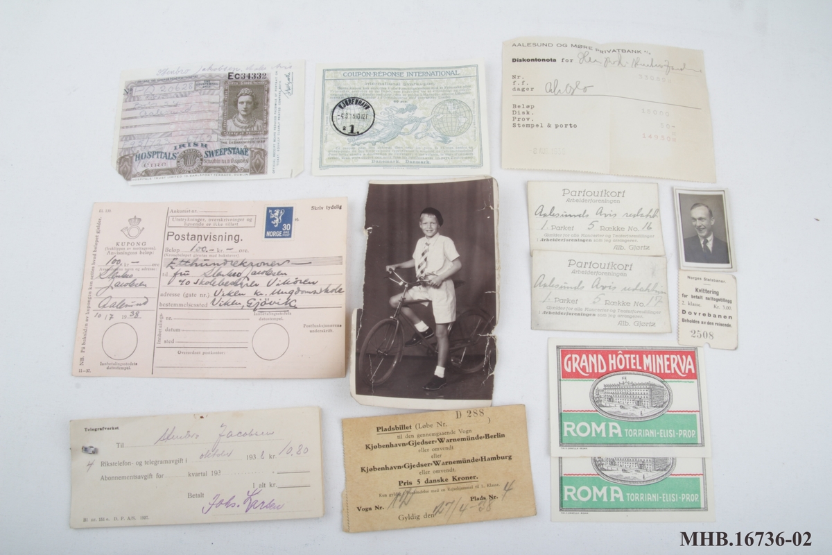 Lommeboken inneholder fotografier, notater, resepter, klistrelapp og billetter.