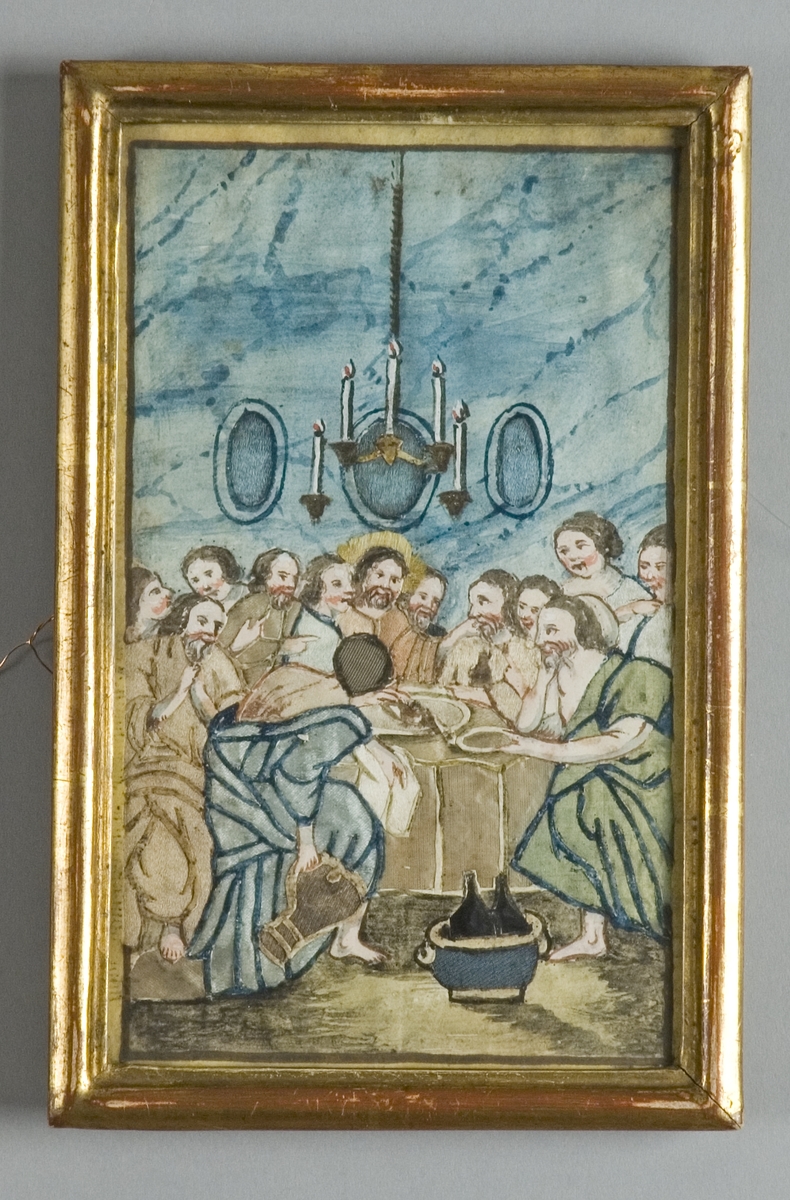 Motivet föreställer Kristus instiftande nattvarden. Under en ljuskrona med tända ljus sitter Kristus och  lärjungarna runt ett bord. På golvet en vinkylare med två buteljer. I bakgrunden en blåmarmorerad vägg.